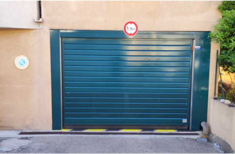 Remplacement de porte de garage pour la résidence Le Gastaud